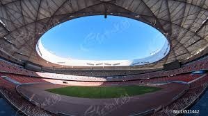 太阳报：里奇的主持人女友亮相米兰德比，透视装造型引发热议